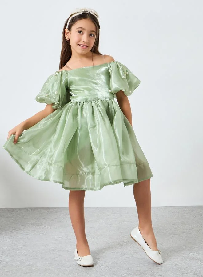 تايك تو فستان أخضر مزين بلؤلؤ صناعي وأكمام منفوخة